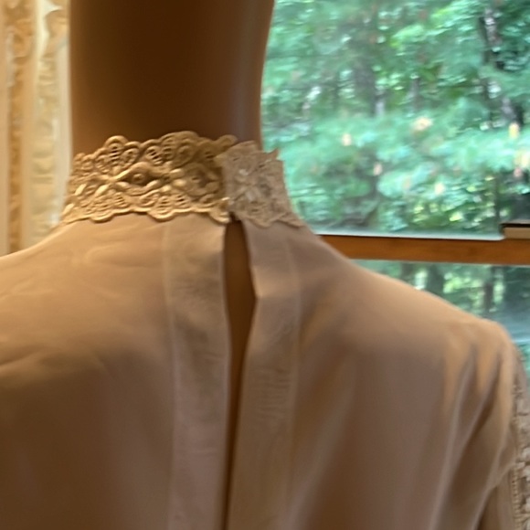 Vintage 1970s Long Sleeve Wedding Gown with Train Size Small Lace Daisy Details - Picture 9 of 15